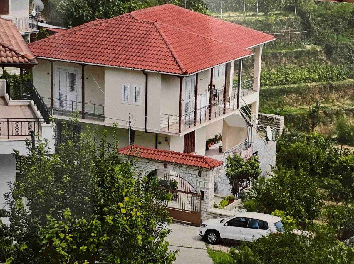 Guest House Emiljos Flamur Berat Exterior photo