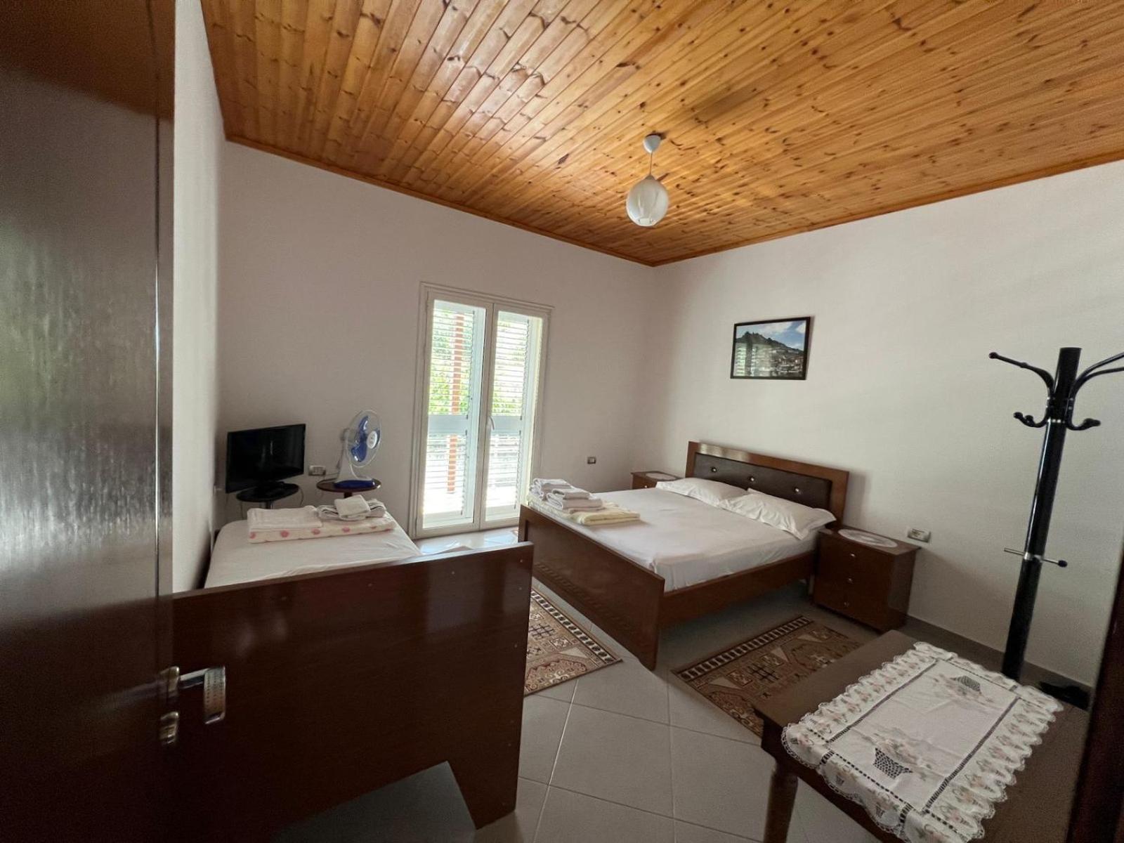 Guest House Emiljos Flamur Berat Exterior photo