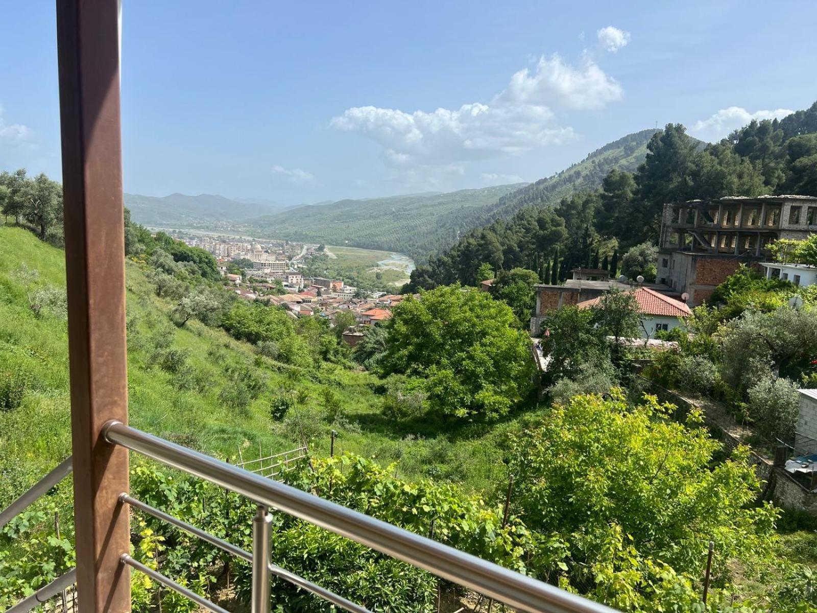 Guest House Emiljos Flamur Berat Exterior photo