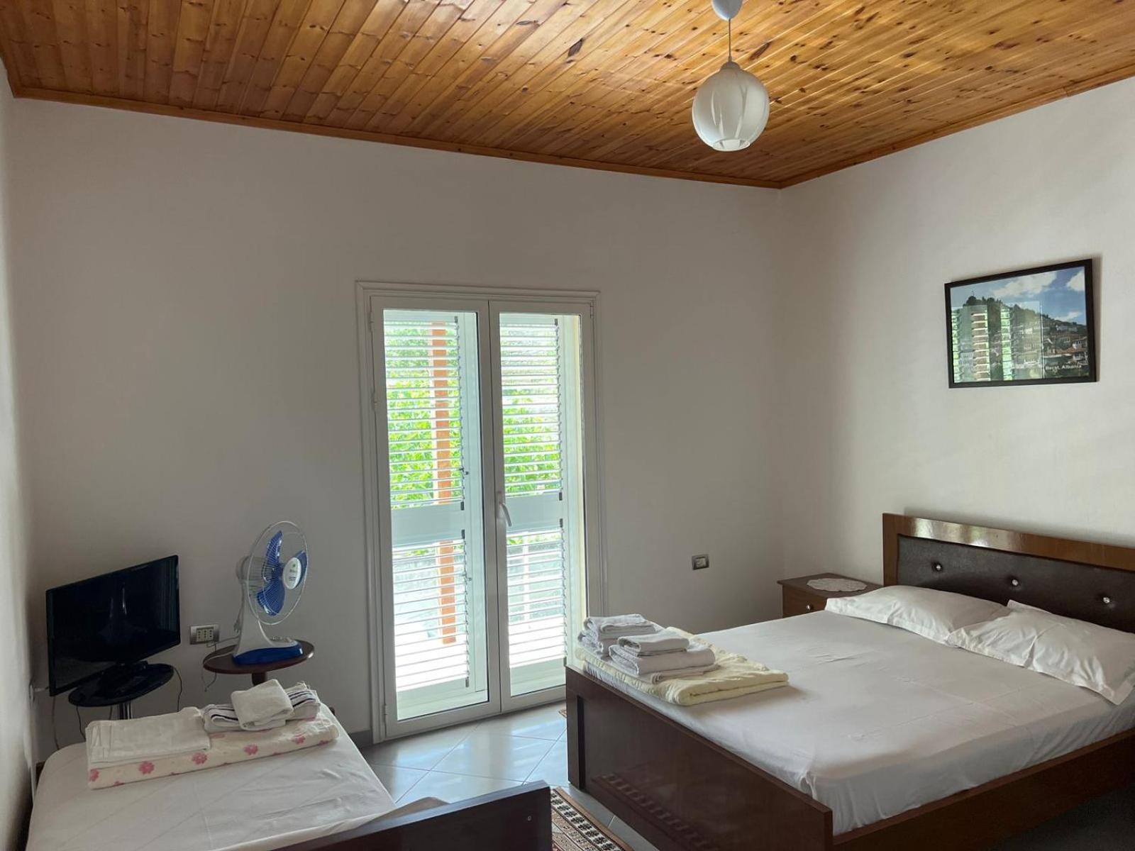 Guest House Emiljos Flamur Berat Exterior photo