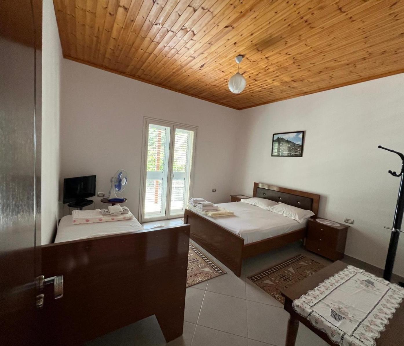 Guest House Emiljos Flamur Berat Exterior photo